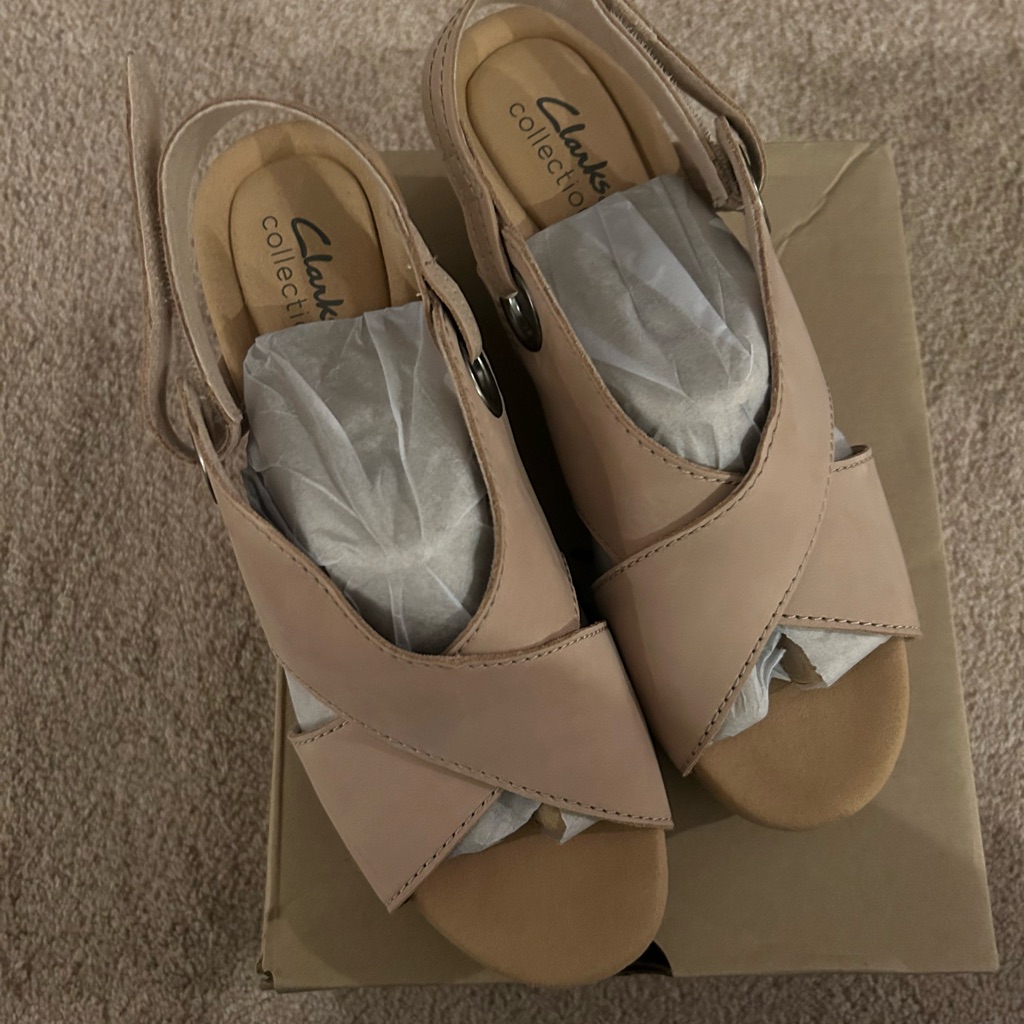 Nwt New Clark’s Tan Wedge Sandals 9 Wide